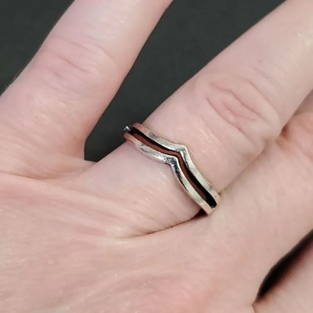 Silver tone v shaped ring size 5.5